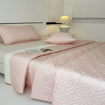 2025新款舒适莱赛尔天丝夹棉床盖 菱格床盖-玉粉