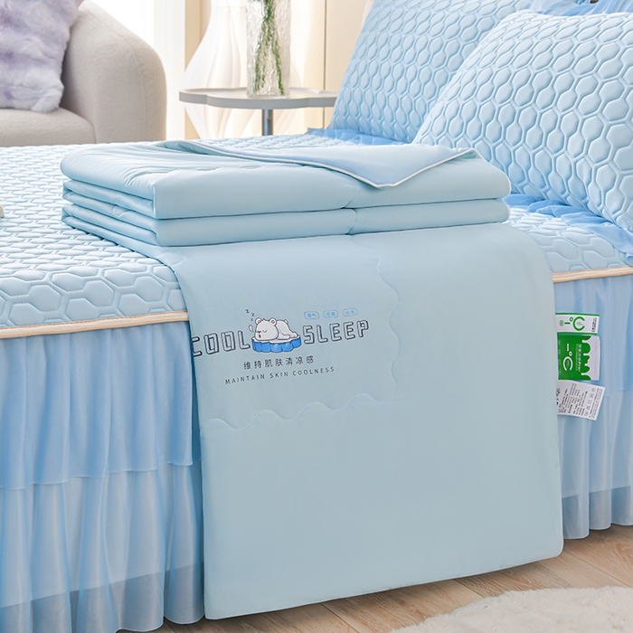 91家纺网 家纺一手货源 找家纺 畅畅家纺 2025新款夏季凉感丝足球花纯色凉席夏被四件套 足球花-天蓝