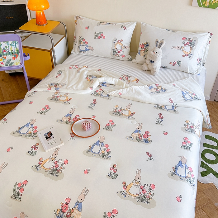 91家纺网 家纺一手货源 找家纺 麦伦家居 2025新款云柔针织棉大豆夏凉被 花丛小兔