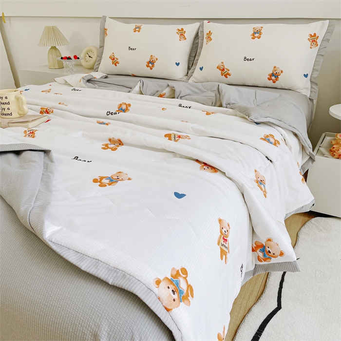 91家纺网 家纺一手货源 找家纺 南北家居 2025新款亲肤泡泡棉提花夏被 欢乐熊