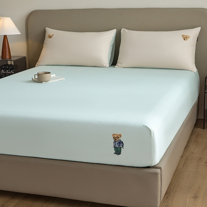 91家纺网 家纺一手货源 找家纺 禾时 2025新款A类全棉卡通小熊刺绣床笠床套床罩床垫保护套 杰米熊-绿