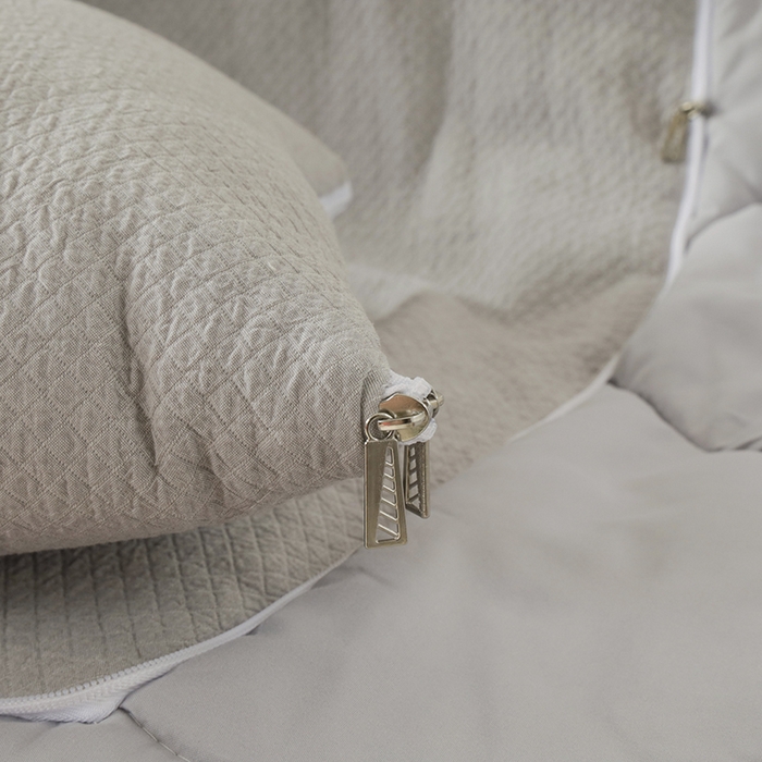 91家纺网 家纺一手货源 找家纺 番茄+ 2025新款简约全棉色织抱枕被 大地灰