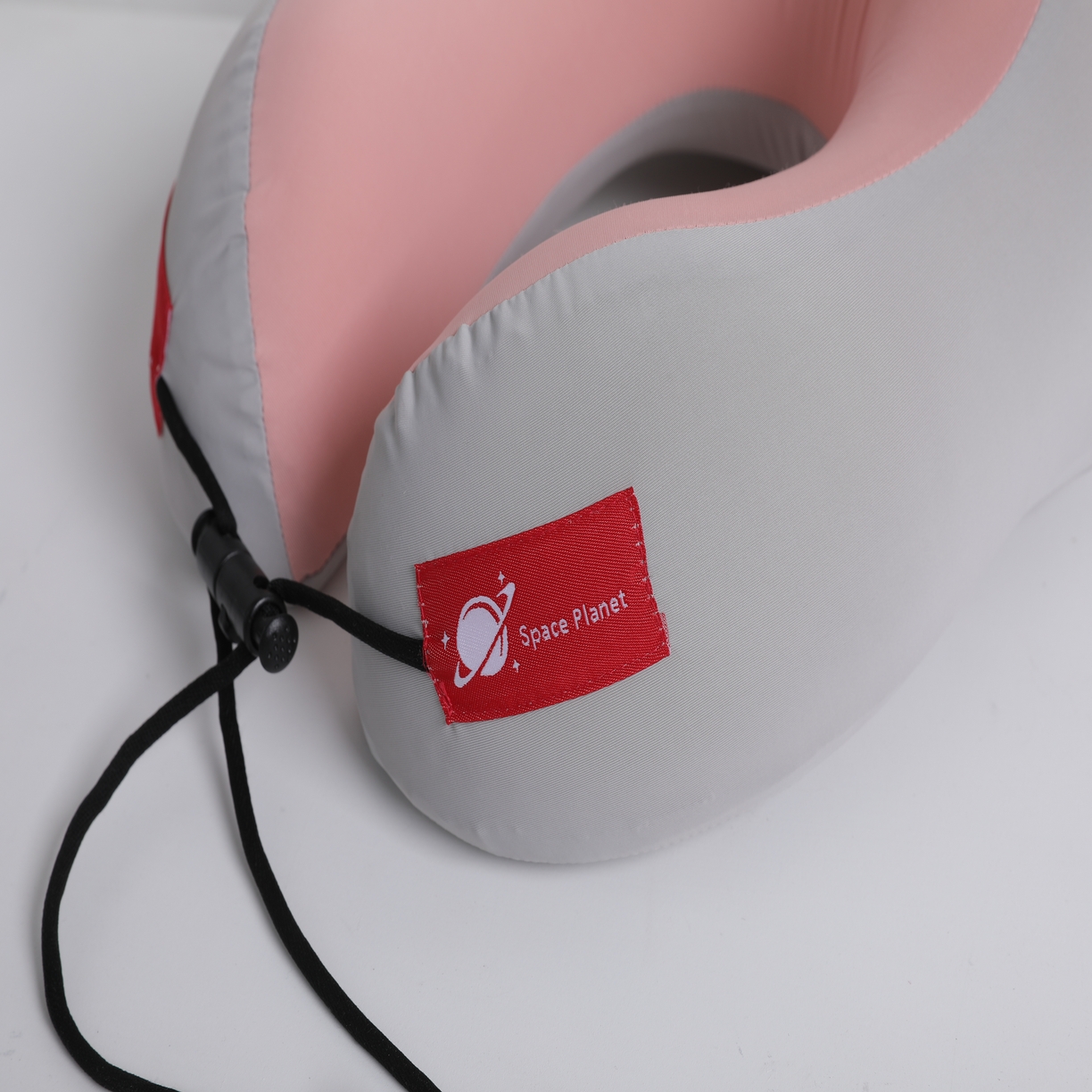 91家纺网 家纺一手货源 找家纺 其乐枕芯 2025新款凉感冰丝U型大头护颈枕枕头枕芯 桃花粉29*30cm/只(礼盒装)