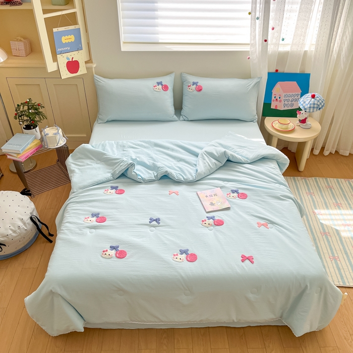 91家纺网 家纺一手货源 找家纺 Sweet dreams甜梦 2025新款毛巾绣夏被夏凉被空调被四件套 蓝小猫