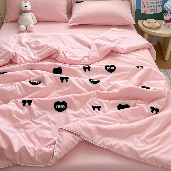 91家纺网 家纺一手货源 找家纺 Sweet dreams甜梦 2025新款毛巾绣夏被夏凉被空调被四件套 粉MIU