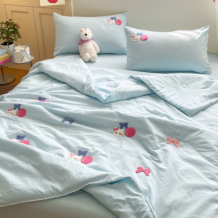 91家纺网 家纺一手货源 找家纺 Sweet dreams甜梦 2025新款毛巾绣夏被夏凉被空调被四件套 蓝小猫