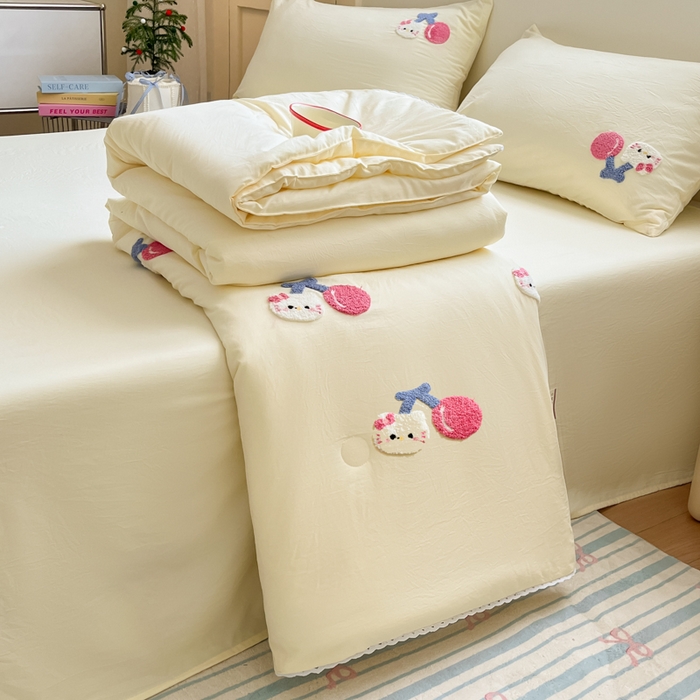 91家纺网 家纺一手货源 找家纺 Sweet dreams甜梦 2025新款毛巾绣夏被夏凉被空调被四件套 黄小猫