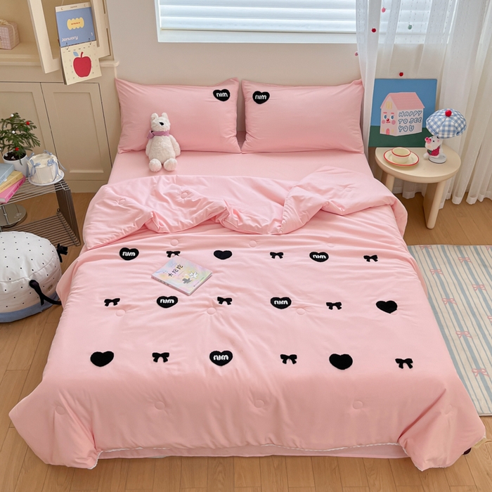 91家纺网 家纺一手货源 找家纺 Sweet dreams甜梦 2025新款毛巾绣夏被夏凉被空调被四件套 粉MIU