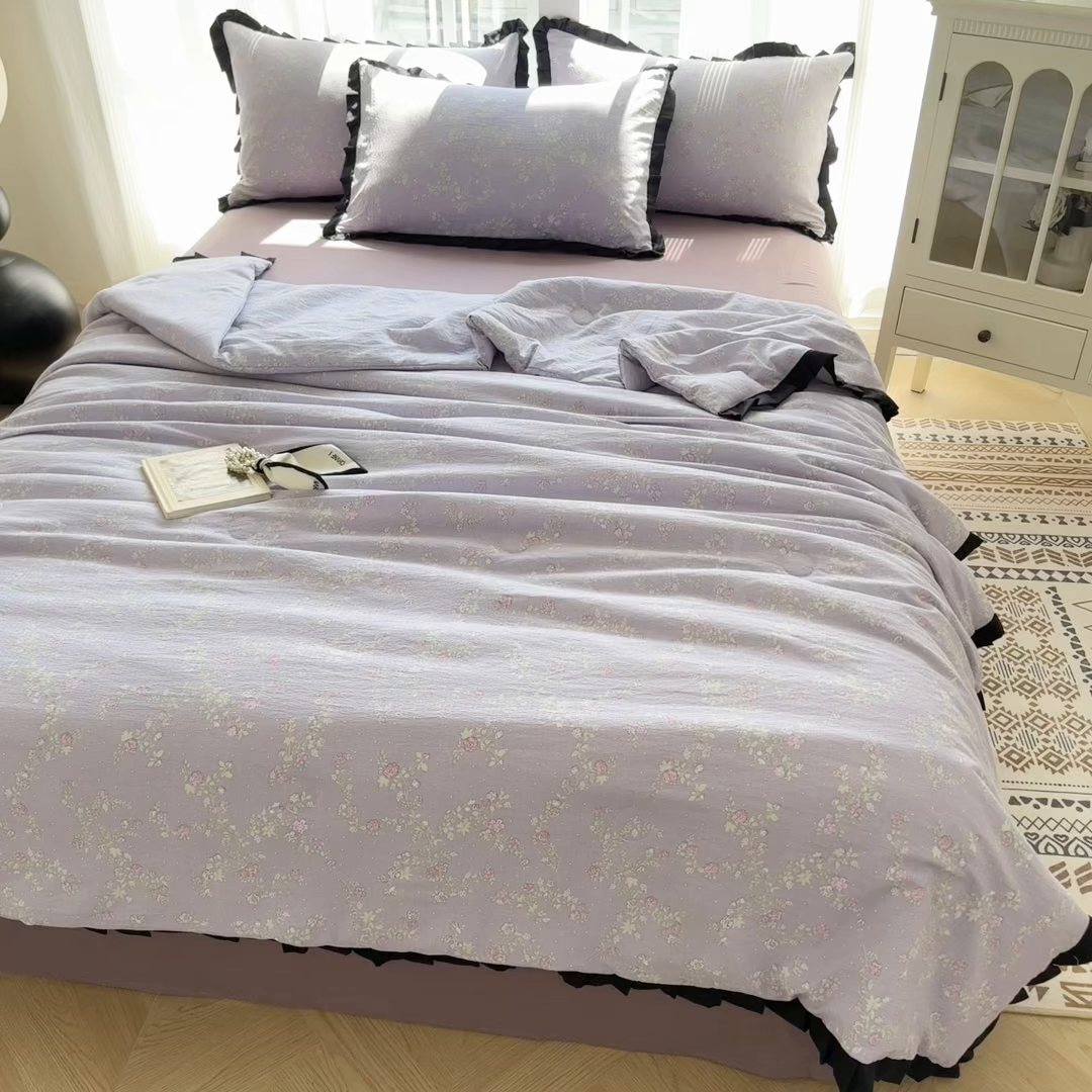 91家纺网 家纺一手货源 找家纺 芯贝儿 2025新款赫本风有氧云感m提花针织双层纱夏被夏凉被空调被四件套 紫萱