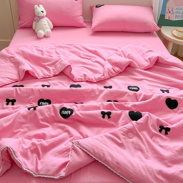91家纺网 家纺一手货源 找家纺 Sweet dreams甜梦 2025新款毛巾绣夏被夏凉被空调被四件套 玫粉MIU