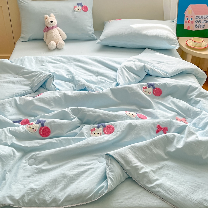 91家纺网 家纺一手货源 找家纺 Sweet dreams甜梦 2025新款毛巾绣夏被夏凉被空调被四件套 蓝小猫