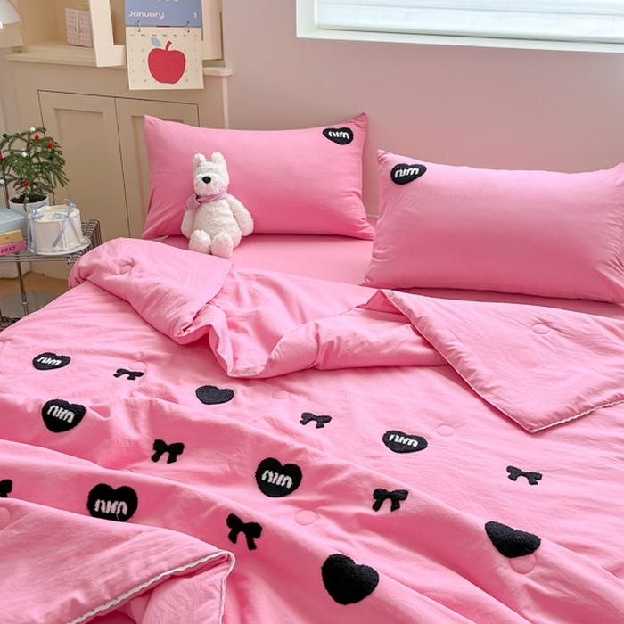 91家纺网 家纺一手货源 找家纺 Sweet dreams甜梦 2025新款毛巾绣夏被夏凉被空调被四件套 玫粉MIU