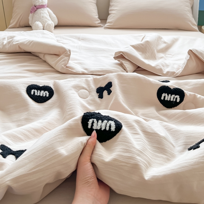 91家纺网 家纺一手货源 找家纺 Sweet dreams甜梦 2025新款毛巾绣夏被夏凉被空调被四件套 浅咖MIU