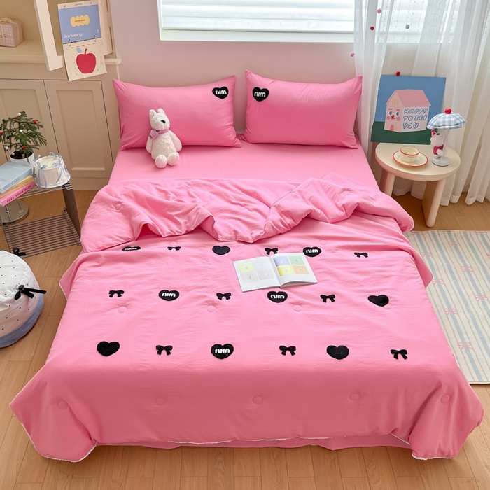 91家纺网 家纺一手货源 找家纺 Sweet dreams甜梦 2025新款毛巾绣夏被夏凉被空调被四件套 玫粉MIU