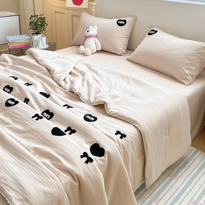 91家纺网 家纺一手货源 找家纺 Sweet dreams甜梦 2025新款毛巾绣夏被夏凉被空调被四件套 浅咖MIU