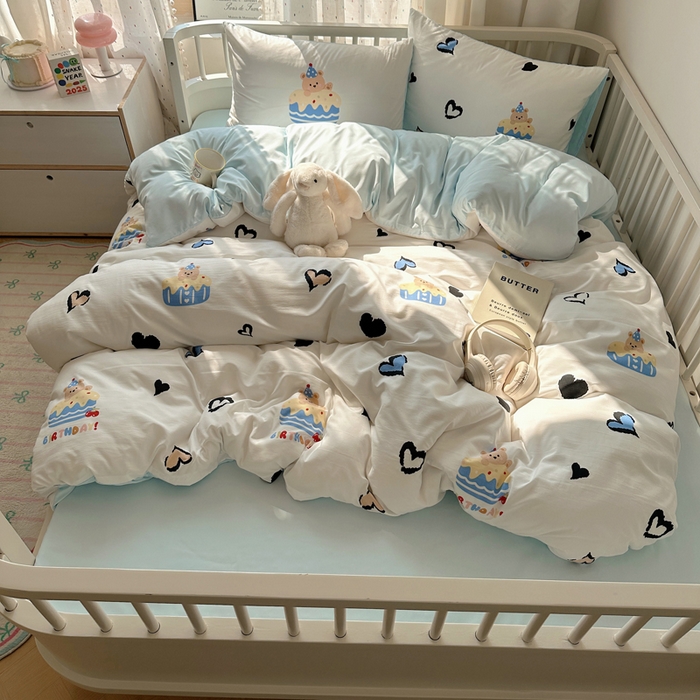 91家纺网 家纺一手货源 找家纺 顾里家纺 2025春夏新款韩系大版云朵棉四件套 爱心蛋糕熊