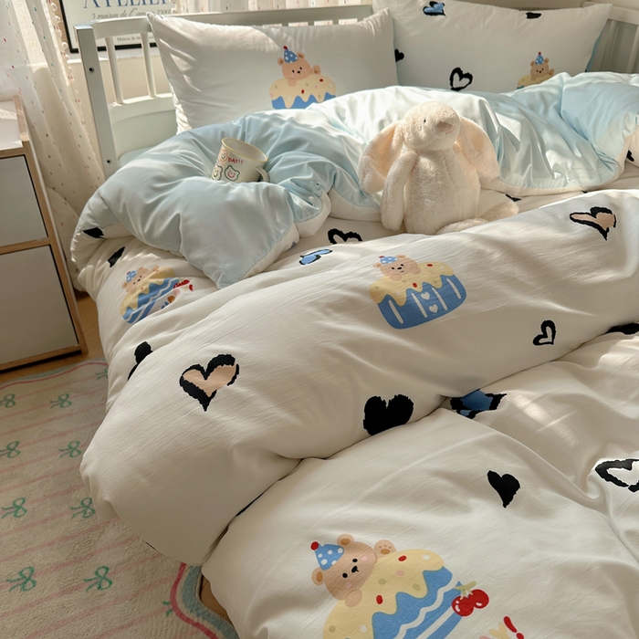 91家纺网 家纺一手货源 找家纺 顾里家纺 2025春夏新款韩系大版云朵棉四件套 爱心蛋糕熊