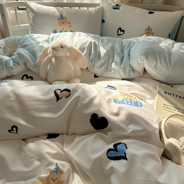 91家纺网 家纺一手货源 找家纺 顾里家纺 2025春夏新款韩系大版云朵棉四件套 爱心蛋糕熊