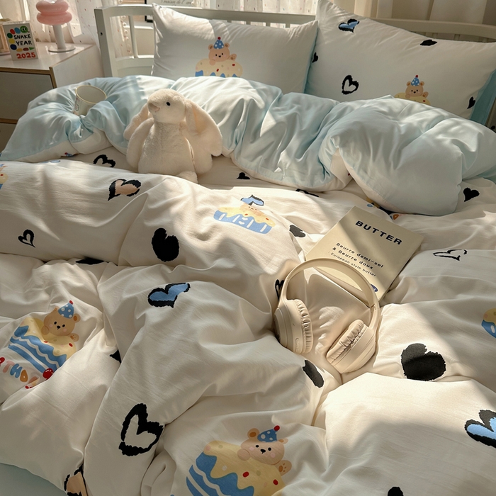 91家纺网 家纺一手货源 找家纺 顾里家纺 2025春夏新款韩系大版云朵棉四件套 爱心蛋糕熊