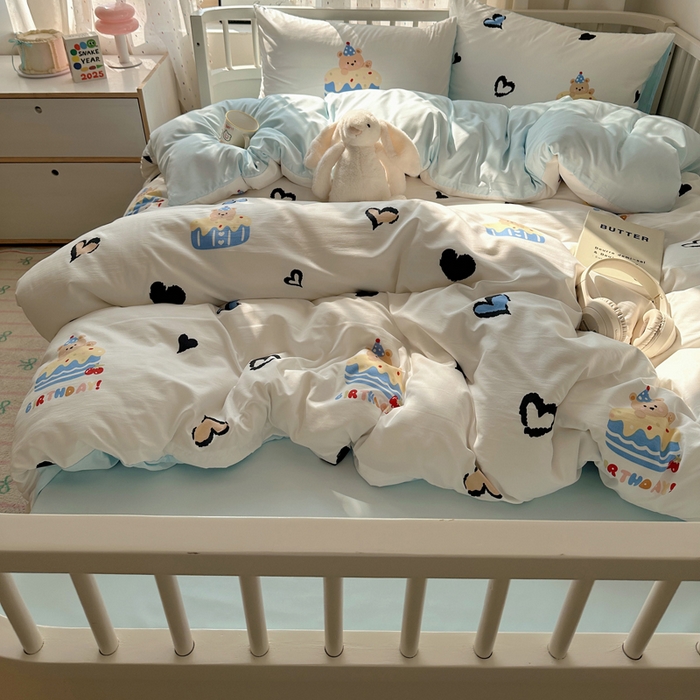 91家纺网 家纺一手货源 找家纺 顾里家纺 2025春夏新款韩系大版云朵棉四件套 爱心蛋糕熊