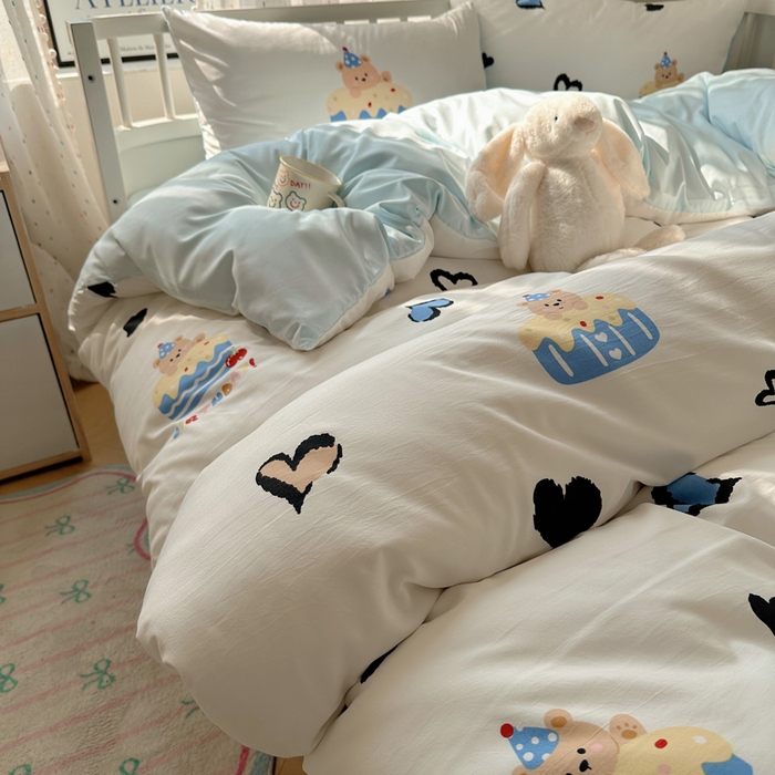 91家纺网 家纺一手货源 找家纺 顾里家纺 2025春夏新款韩系大版云朵棉四件套 爱心蛋糕熊