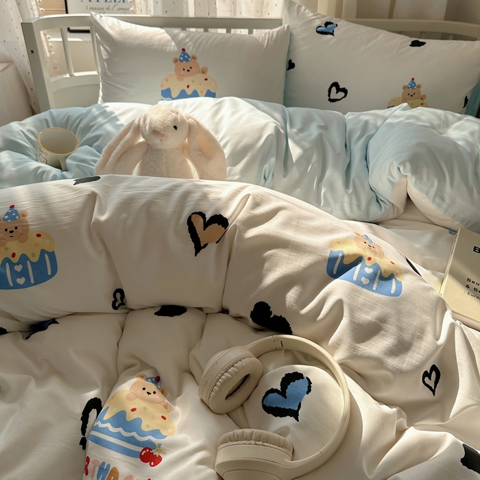 91家纺网 家纺一手货源 找家纺 顾里家纺 2025春夏新款韩系大版云朵棉四件套 爱心蛋糕熊
