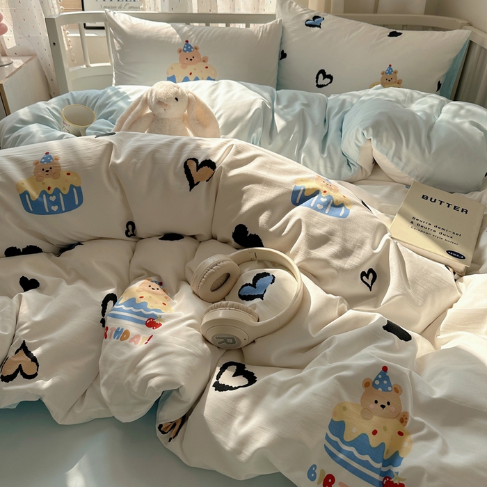 91家纺网 家纺一手货源 找家纺 顾里家纺 2025春夏新款韩系大版云朵棉四件套 爱心蛋糕熊