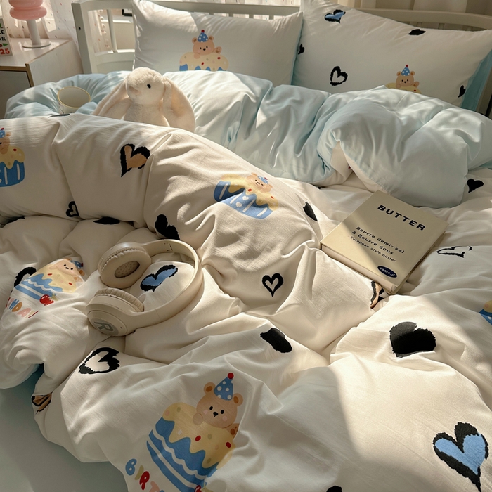 91家纺网 家纺一手货源 找家纺 顾里家纺 2025春夏新款韩系大版云朵棉四件套 爱心蛋糕熊