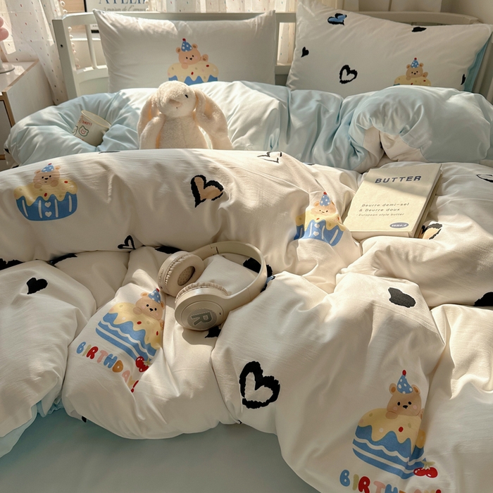 91家纺网 家纺一手货源 找家纺 顾里家纺 2025春夏新款韩系大版云朵棉四件套 爱心蛋糕熊