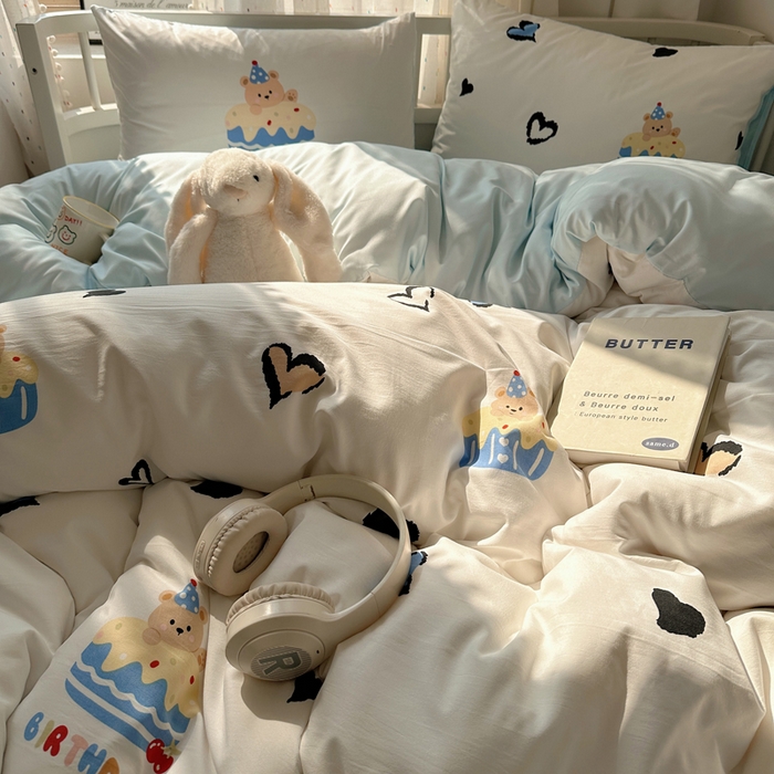 91家纺网 家纺一手货源 找家纺 顾里家纺 2025春夏新款韩系大版云朵棉四件套 爱心蛋糕熊