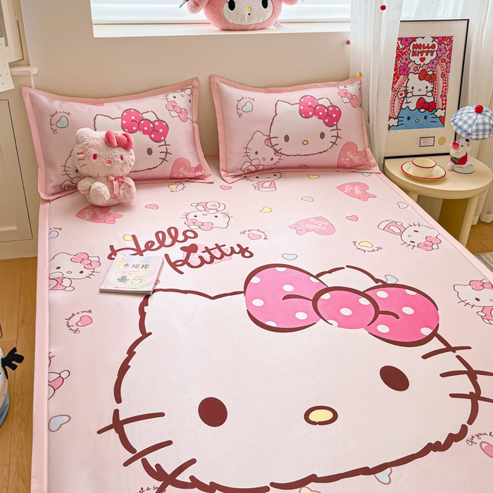 91家纺网 家纺一手货源 找家纺 金爱家 2025新款A类三丽鸥授权数码印花中分子1200D凉感冰丝宽边凉感软席 冰丝席-美美kitty粉