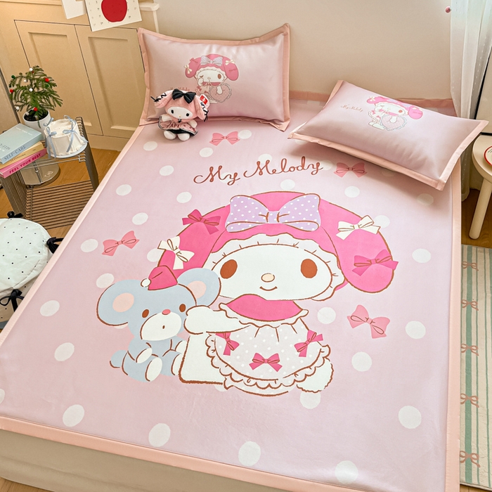 91家纺网 家纺一手货源 找家纺 金爱家 2025新款A类三丽鸥授权数码印花中分子1200D凉感冰丝宽边凉感软席 冰丝席-美乐蒂小熊