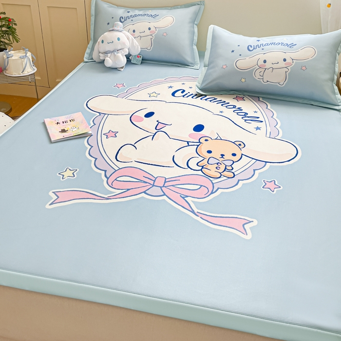 91家纺网 家纺一手货源 找家纺 金爱家 2025新款A类三丽鸥授权数码印花中分子1200D凉感冰丝宽边凉感软席 冰丝席-你好大耳狗