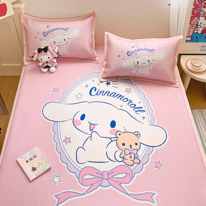 91家纺网 家纺一手货源 找家纺 金爱家 2025新款A类三丽鸥授权数码印花中分子1200D凉感冰丝宽边凉感软席 冰丝席-蝴蝶结玉桂狗粉