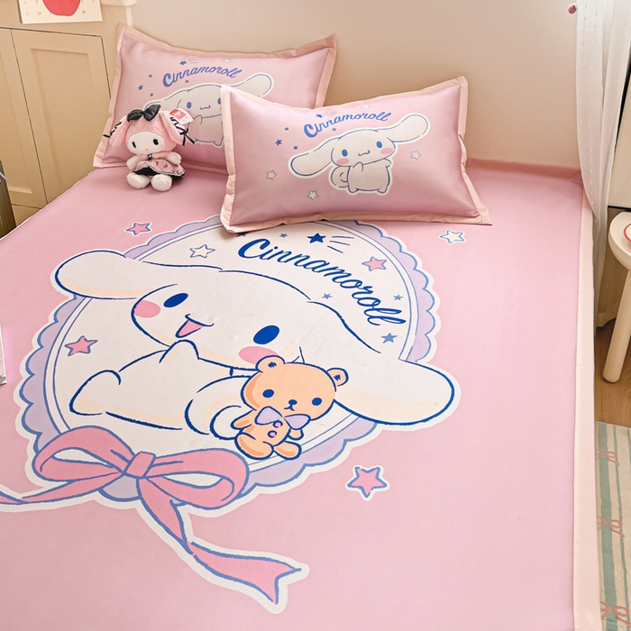 91家纺网 家纺一手货源 找家纺 金爱家 2025新款A类三丽鸥授权数码印花中分子1200D凉感冰丝宽边凉感软席 冰丝席-蝴蝶结玉桂狗粉