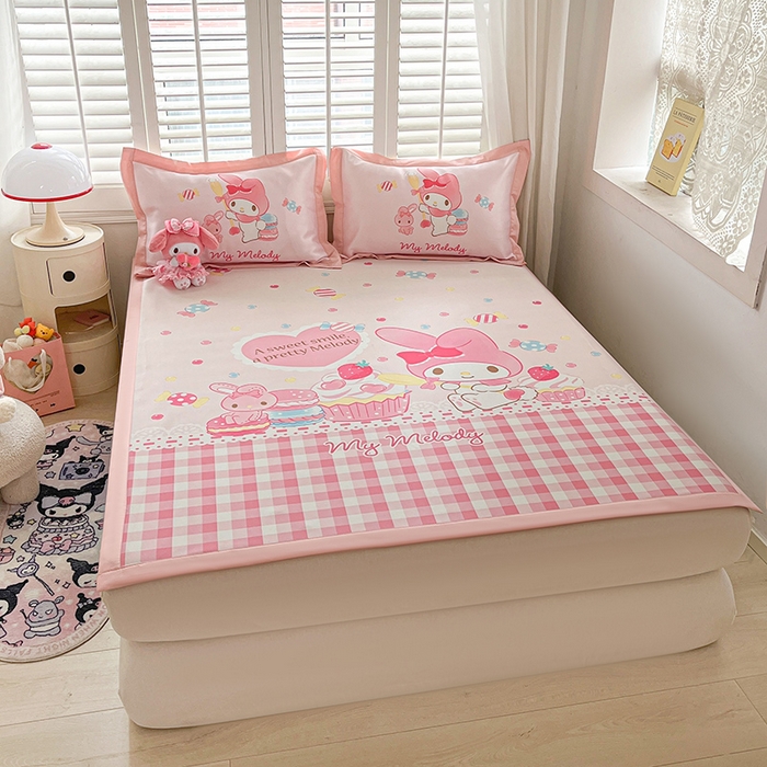 91家纺网 家纺一手货源 找家纺 金爱家 2025新款A类三丽鸥授权数码印花中分子1200D凉感冰丝宽边凉感软席 冰丝席-蛋糕美乐蒂