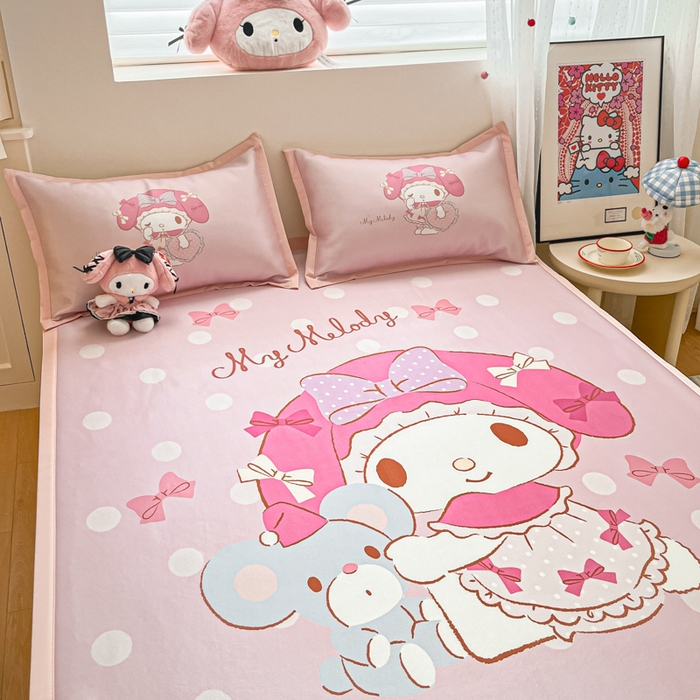 91家纺网 家纺一手货源 找家纺 金爱家 2025新款A类三丽鸥授权数码印花中分子1200D凉感冰丝宽边凉感软席 冰丝席-美乐蒂小熊