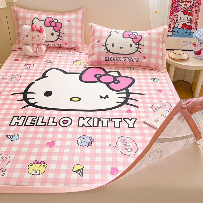 91家纺网 家纺一手货源 找家纺 金爱家 2025新款A类三丽鸥授权数码印花中分子1200D凉感冰丝宽边凉感软席 冰丝席-香香小熊kitty