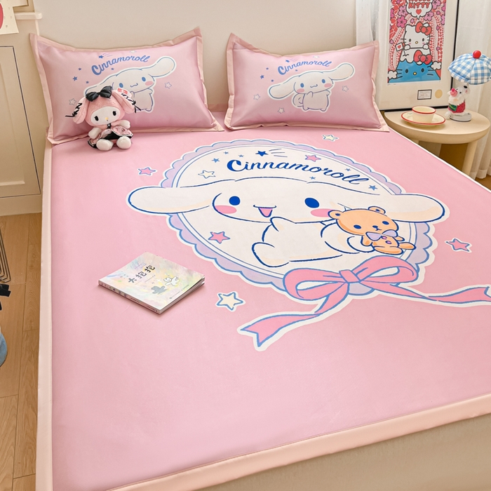 91家纺网 家纺一手货源 找家纺 金爱家 2025新款A类三丽鸥授权数码印花中分子1200D凉感冰丝宽边凉感软席 冰丝席-蝴蝶结玉桂狗粉