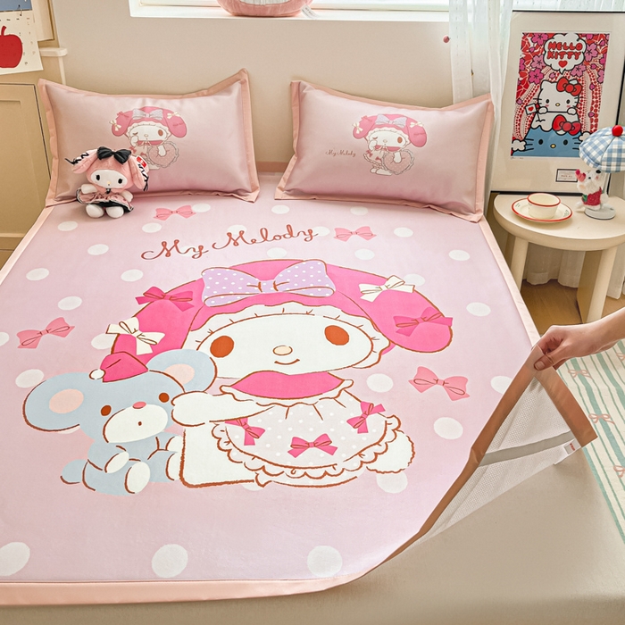 91家纺网 家纺一手货源 找家纺 金爱家 2025新款A类三丽鸥授权数码印花中分子1200D凉感冰丝宽边凉感软席 冰丝席-美乐蒂小熊