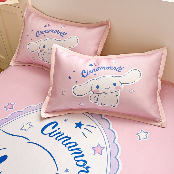 91家纺网 家纺一手货源 找家纺 金爱家 2025新款A类三丽鸥授权数码印花中分子1200D凉感冰丝宽边凉感软席 冰丝席-蝴蝶结玉桂狗粉