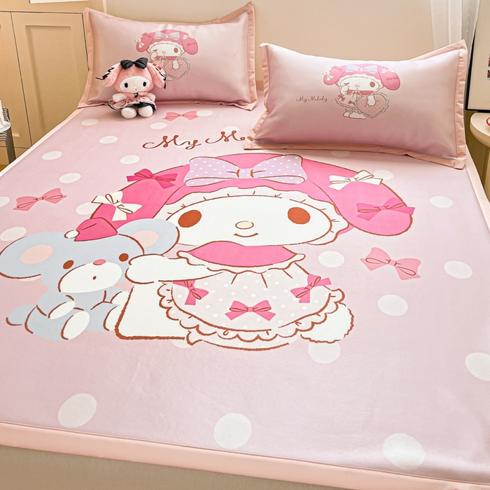 91家纺网 家纺一手货源 找家纺 金爱家 2025新款A类三丽鸥授权数码印花中分子1200D凉感冰丝宽边凉感软席 冰丝席-美乐蒂小熊