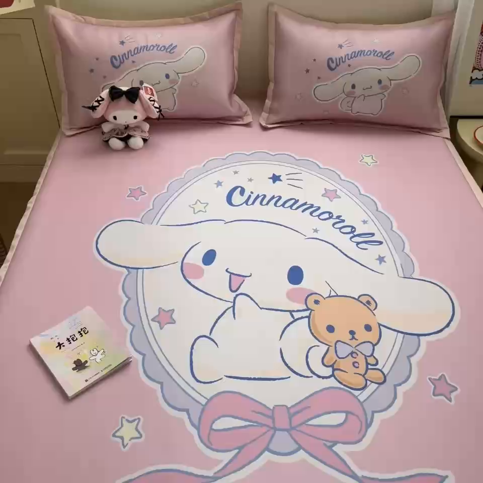 91家纺网 家纺一手货源 找家纺 金爱家 2025新款A类三丽鸥授权数码印花中分子1200D凉感冰丝宽边凉感软席 冰丝席-蝴蝶结玉桂狗粉