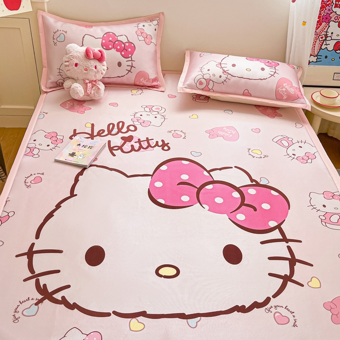 91家纺网 家纺一手货源 找家纺 金爱家 2025新款A类三丽鸥授权数码印花中分子1200D凉感冰丝宽边凉感软席 冰丝席-美美kitty粉