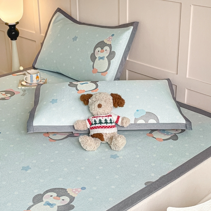 91家纺网 家纺一手货源 找家纺 柒月家居 2025新款小清新印花冰藤系列 呆萌企鹅