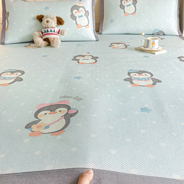 91家纺网 家纺一手货源 找家纺 柒月家居 2025新款小清新印花冰藤系列 呆萌企鹅