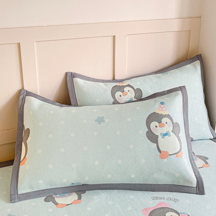 91家纺网 家纺一手货源 找家纺 柒月家居 2025新款小清新印花冰藤系列 呆萌企鹅