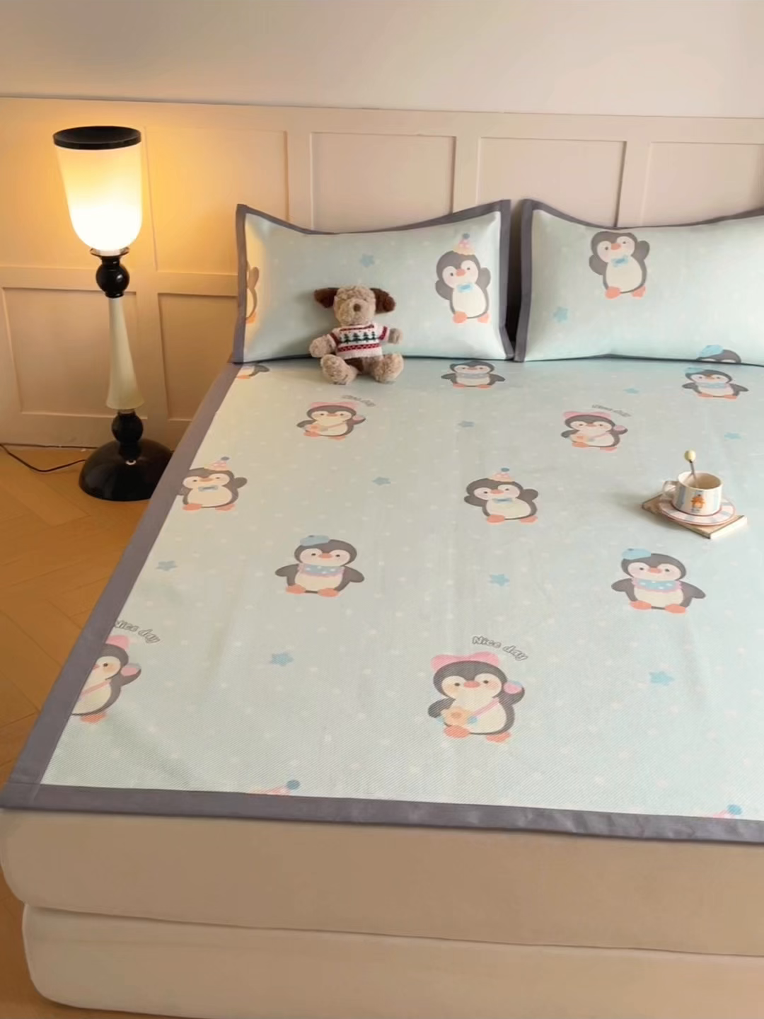 91家纺网 家纺一手货源 找家纺 柒月家居 2025新款小清新印花冰藤系列 呆萌企鹅