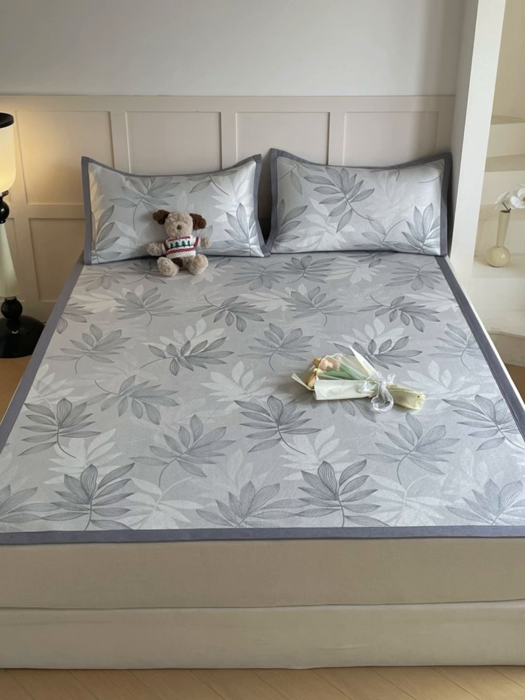 91家纺网 家纺一手货源 找家纺 柒月家居 2025新款小清新印花冰藤系列 风华-灰