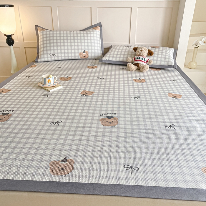 91家纺网 家纺一手货源 找家纺 柒月家居 2025新款小清新印花冰藤系列 格格熊